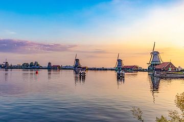 Sonnenaufgang in De Zaanse Schans, die Niederlande von Gert Hilbink