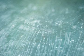 luchtbellen in het ijs in blauw groen tinten van Wendy van Kuler Fotografie