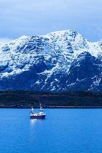 Berge und Felsen im Winter auf den Lofoten in Norwegen