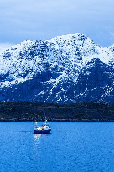 Berge und Felsen im Winter auf den Lofoten in Norwegen von Rico Ködder