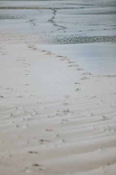 Voetstappen op het strand. van Nickie Fotografie