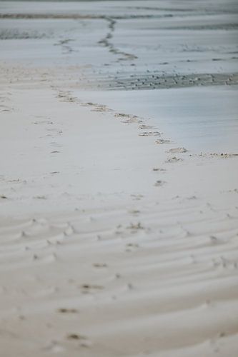 Voetstappen op het strand.