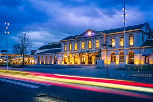 Langesluitertijd foto van het Centraal station van Zwolle in Overijssel Nederland tijdens het blauwe