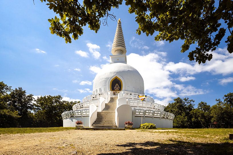 Peace stupa Zalaszántó, white Buddhist building by Fotos by Jan Wehnert