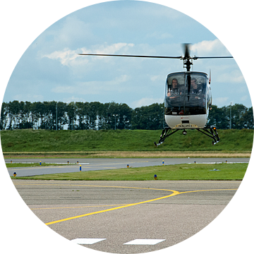 Helicopter landt op Airport lelystad van Ina Hölzel