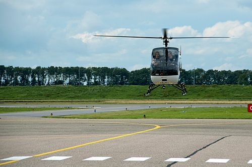 Helicopter landt op Airport lelystad