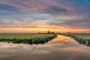 Zonsondergang Jan Broerskanaal nabij het Friese plaatsje Koudum van Harrie Muis