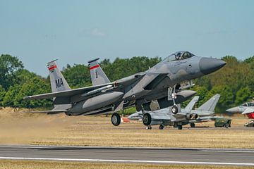 Décollage d'un F-15C Eagle de la Garde nationale aérienne du Massachusetts. sur Jaap van den Berg