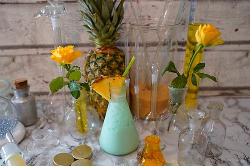 Cocktail met roomwodka Blue Curacao kokossiroop crushed ijs en ananassap.