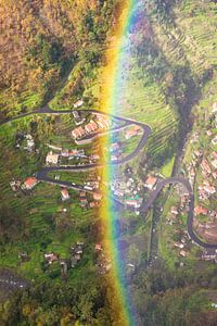 Regenboog in de bergen sur Michel van Kooten