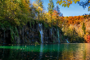 Plitvicer Seen und Wasserfälle im Herbst