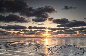 Coucher de soleil au bord de la mer sur Lisa Bouwman