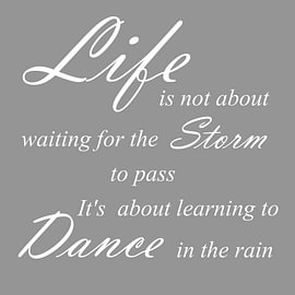 Dance in the Rain – Positieve Quote in Grijs van Sandra Hazes