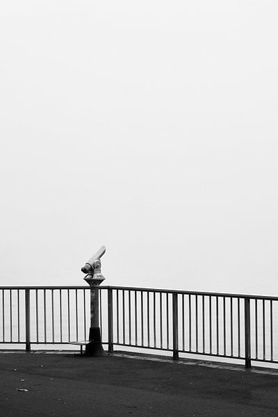 Photographie de rue - Télescope dans le brouillard par Christian Mueller