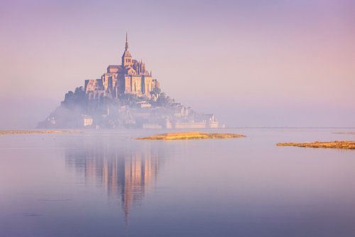 Mistige ochtend bij Mont Saint Michel, Frankrijk