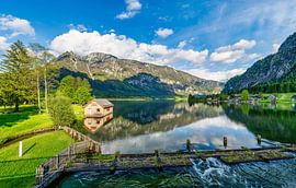 Bootshaus auf dem See bei Hallstatt in Österreich von Andreas Völkel