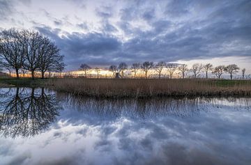 Molen tijdens zonsondergang (Nederland) van Marcel Kerdijk