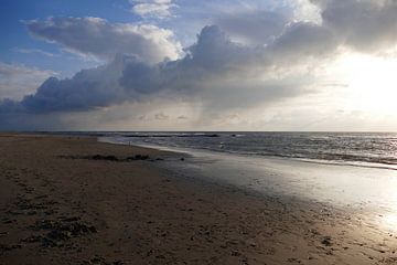 Ambiance de soirée sur la plage de l'île de Texel sur christine b-b müller