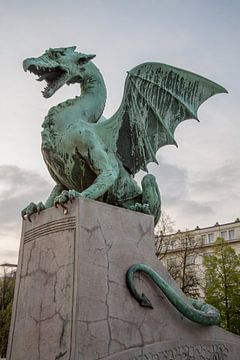 Draak op de drakenbrug in centrum Lubliana, Slovenie
