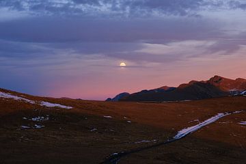 Der Mond über den Bergen von Geert van Atteveld