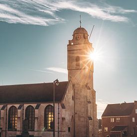 Weiße Kirche von Katwijk mit Sonnenstrahlen von Yanuschka | Fotografie Noordwijk
