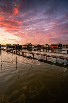 Fischerhütten und Ferienhäuser im See mit Steg und Sonnenuntergang von Fotos by Jan Wehnert