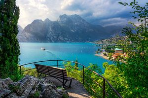 Bank mit Blick auf Torbole und Kreuzfahrtschiff auf dem Gardasee