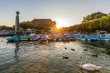 Port de gondoles à Constance sur le lac de Constance au coucher du soleil