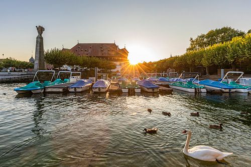 Gondelhaven in Konstanz aan het Bodenmeer bij zonsondergang
