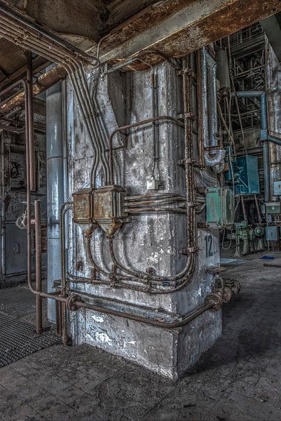 Betonsäule mit Rohrleitungen in einer stillgelegten Fabrik von Gerben van Buiten