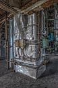 Betonsäule mit Rohrleitungen in einer stillgelegten Fabrik von Gerben van Buiten Miniaturansicht