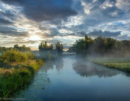 mist over de velden met zonsopgang