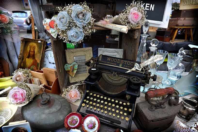 Brocante stall with typewriter by Blond Beeld