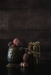 Nature morte sombre et obscure avec des fruits et des bougies