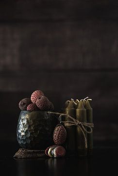 Nature morte sombre et obscure avec des fruits et des bougies sur Steven Dijkshoorn