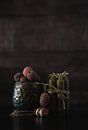 Dunkles und düsteres Stillleben mit Obst und Kerzen von Steven Dijkshoorn Miniaturansicht