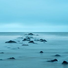 Steine im dichten Nebel am Strand von Texel in den Niederlanden. von Norbert Versteeg