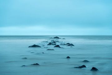 Steine im dichten Nebel am Strand von Texel in den Niederlanden. von Norbert Versteeg