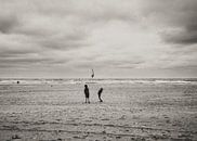 Vliegeren op een winderig strand van Images by Saskia - Foto & Film thumbnail