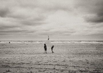 Vliegeren op een winderig strand van Images by Saskia - Foto & Film