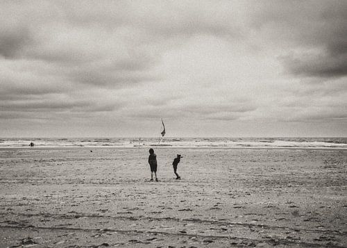 Vliegeren op een winderig strand van Images by Saskia - Foto & Film