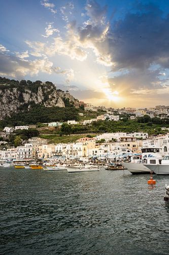 Kust, haven en baai. Zonsondergang op Capri
