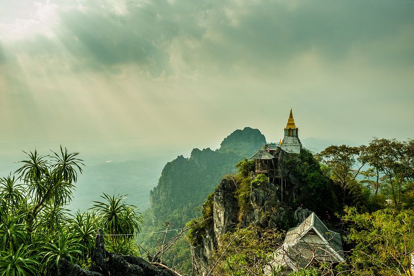 Zonlicht op de tempels in de bergen bij Lampang Thailand van Thijs van Laarhoven
