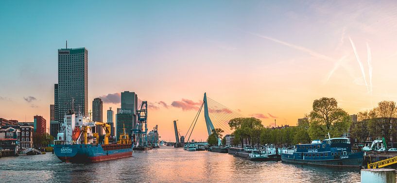 Coucher de soleil à Rotterdam avec des bateaux et le pont Erasmus par Wahid Fayumzadah