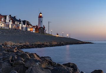 Vuurtoren Urk bij blauwe uurtje van Margreet Riedstra