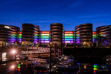 De binnenhaven van Duisburg in regenboogkleuren van Jana Weber