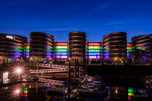 De binnenhaven van Duisburg in regenboogkleuren