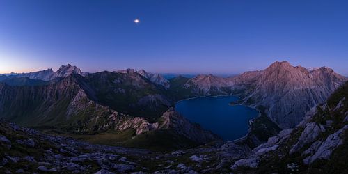 Kort voor zonsopgang aan de Lünersee