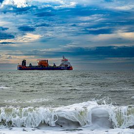 Vrachtschip voor de kust van Westkapelle van MSP Canvas