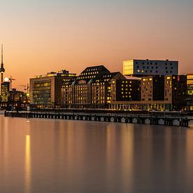 Berlin Skyline an der Spree im Sonnenuntergang von Frank Herrmann